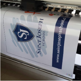 Plotter-de-Impresion-gigantografia Plotter de impresion imprimiendo tela PVC