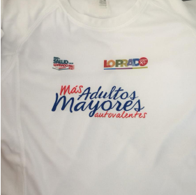 poleras-personalizadas polera blanca brandeada con logotipo mas adultos mayores autovalentes
